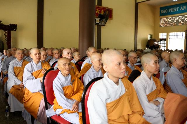 Bình Dương: Buổi thuyết giảng đầu tiên tại đạo tràng an cư kiết hạ.