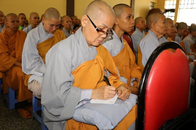 Bình Dương: Buổi thuyết giảng đầu tiên tại đạo tràng an cư kiết hạ.