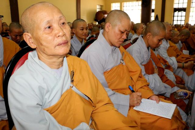 Bình Dương: Buổi thuyết giảng đầu tiên tại đạo tràng an cư kiết hạ.