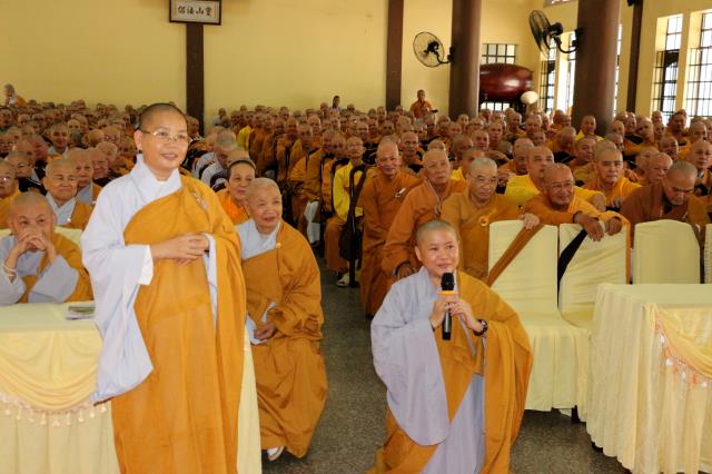 Bình Dương: Buổi thuyết giảng đầu tiên tại đạo tràng an cư kiết hạ.
