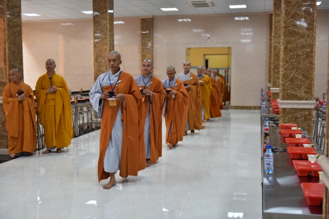 Chùm ảnh: Nghi thức Quá đường – kinh hành tại giới trường Việt Nam Quốc Tự