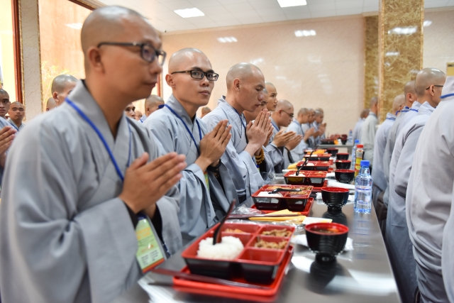 Chùm ảnh: Nghi thức Quá đường – kinh hành tại giới trường Việt Nam Quốc Tự