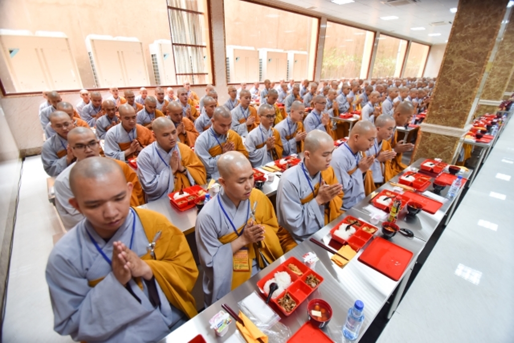 Chùm ảnh: Nghi thức Quá đường – kinh hành tại giới trường Việt Nam Quốc Tự