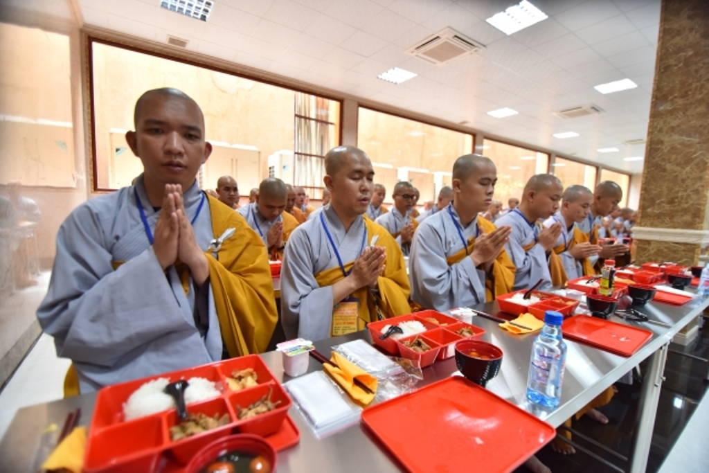 Chùm ảnh: Nghi thức Quá đường – kinh hành tại giới trường Việt Nam Quốc Tự