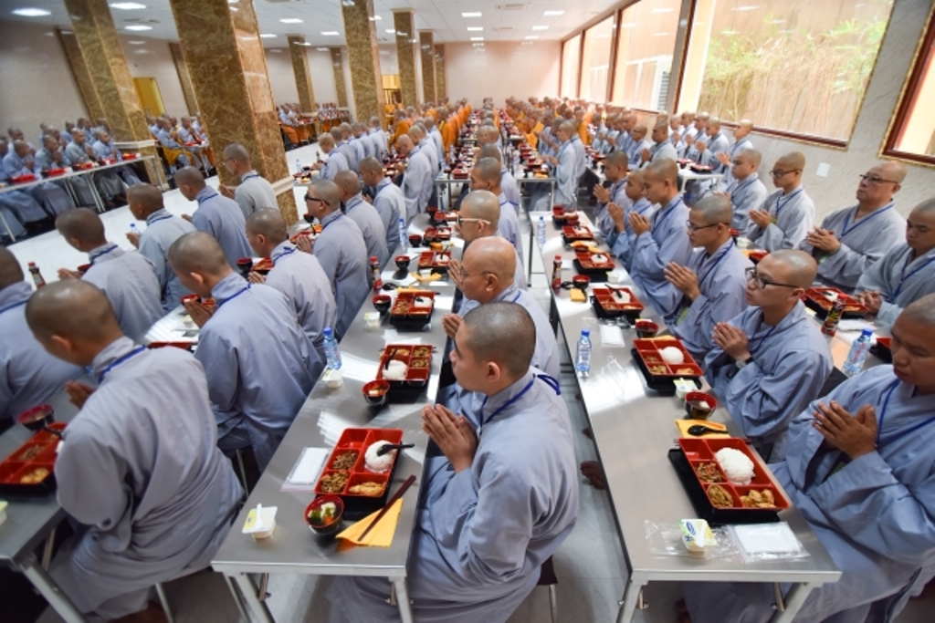 Chùm ảnh: Nghi thức Quá đường – kinh hành tại giới trường Việt Nam Quốc Tự
