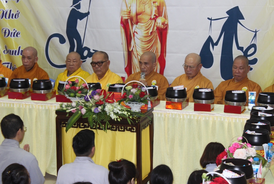 Dâng pháp y cúng dường tại chùa Trúc Lâm