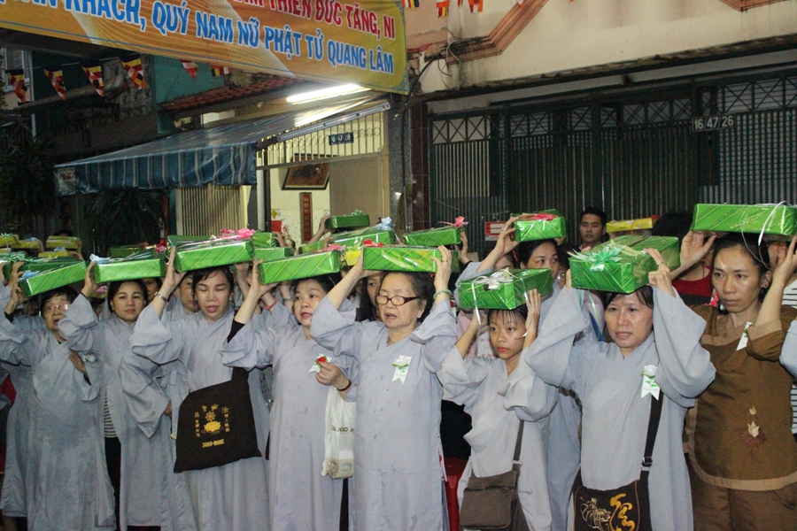 Dâng pháp y cúng dường tại chùa Trúc Lâm