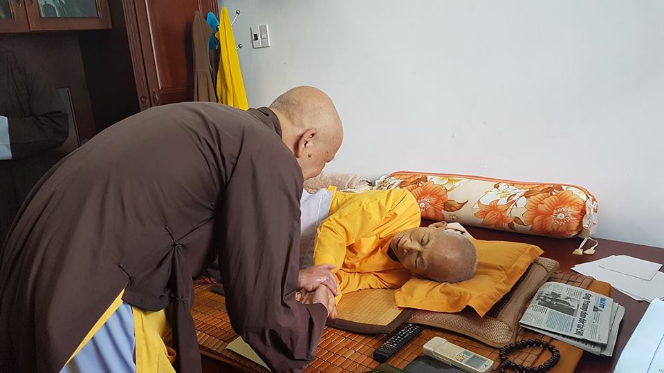 Chư Tăng Chùa Vạn Đức vấn an sức khỏe Hòa Thượng thượng MINH hạ CẢNH.