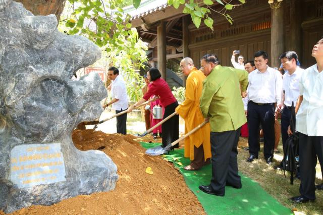 Tổng Bí Thư, Chủ tịch nước Lào thăm và lễ Phật tại chùa Bái Đính