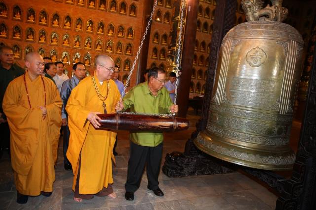 Tổng Bí Thư, Chủ tịch nước Lào thăm và lễ Phật tại chùa Bái Đính
