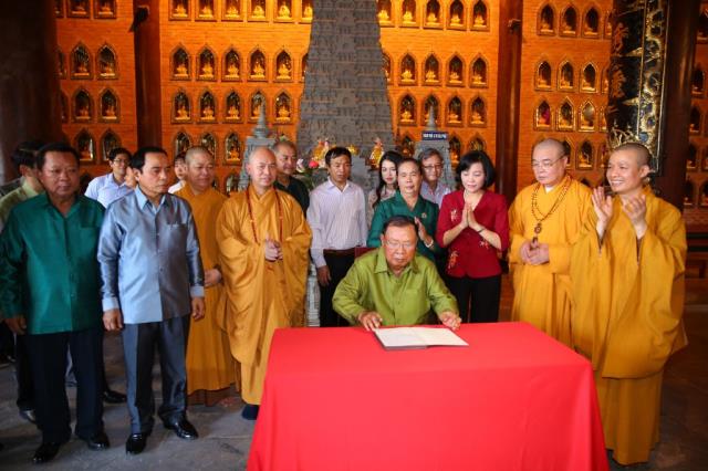 Tổng Bí Thư, Chủ tịch nước Lào thăm và lễ Phật tại chùa Bái Đính