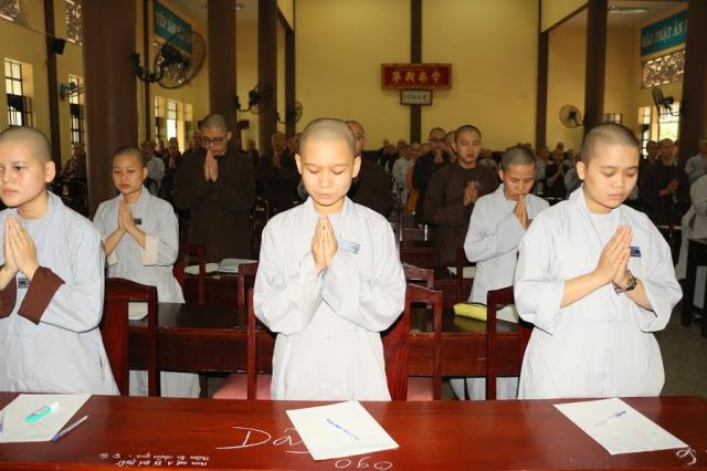 Bình Dương: Tăng Ni sinh Trường Trung Cấp Phật Học khóa IV thi học kỳ II, năm II