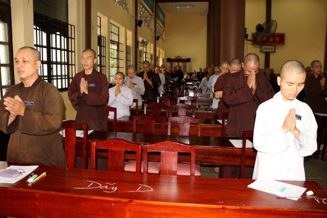 Bình Dương: Tăng Ni sinh Trường Trung Cấp Phật Học khóa IV thi học kỳ II, năm II