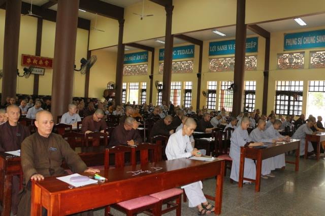 Bình Dương: Tăng Ni sinh Trường Trung Cấp Phật Học khóa IV thi học kỳ II, năm II