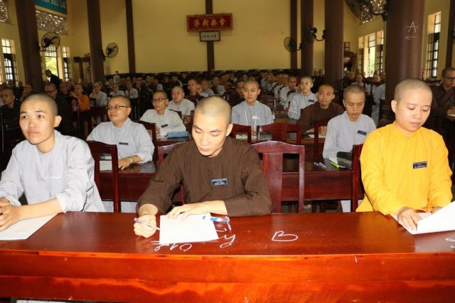 Bình Dương: Tăng Ni sinh Trường Trung Cấp Phật Học khóa IV thi học kỳ II, năm II