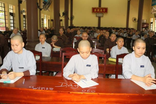 Bình Dương: Tăng Ni sinh Trường Trung Cấp Phật Học khóa IV thi học kỳ II, năm II