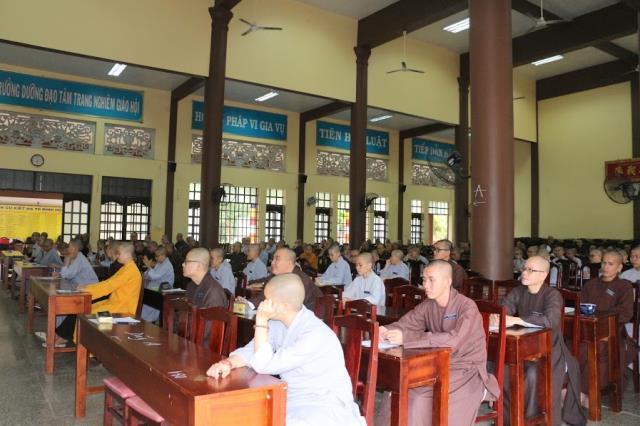 Bình Dương: Tăng Ni sinh Trường Trung Cấp Phật Học khóa IV thi học kỳ II, năm II