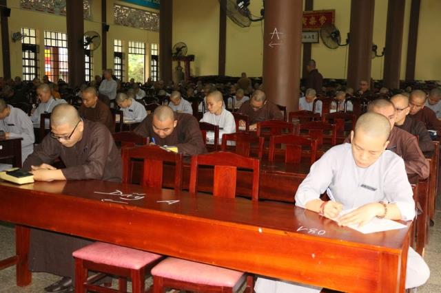 Bình Dương: Tăng Ni sinh Trường Trung Cấp Phật Học khóa IV thi học kỳ II, năm II