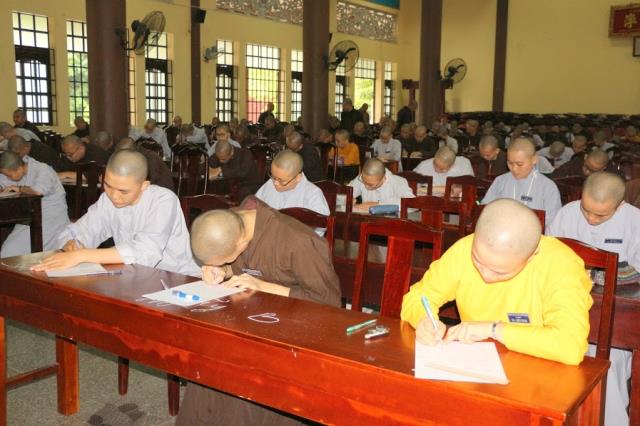 Bình Dương: Tăng Ni sinh Trường Trung Cấp Phật Học khóa IV thi học kỳ II, năm II