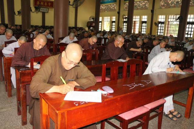 Bình Dương: Tăng Ni sinh Trường Trung Cấp Phật Học khóa IV thi học kỳ II, năm II