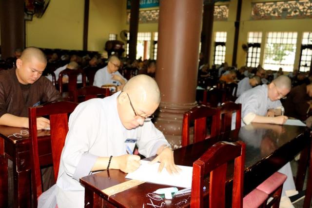 Bình Dương: Tăng Ni sinh Trường Trung Cấp Phật Học khóa IV thi học kỳ II, năm II