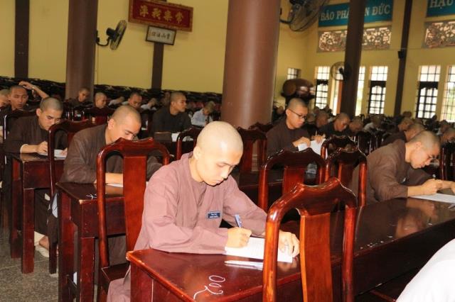 Bình Dương: Tăng Ni sinh Trường Trung Cấp Phật Học khóa IV thi học kỳ II, năm II