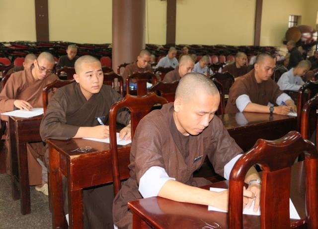 Bình Dương: Tăng Ni sinh Trường Trung Cấp Phật Học khóa IV thi học kỳ II, năm II