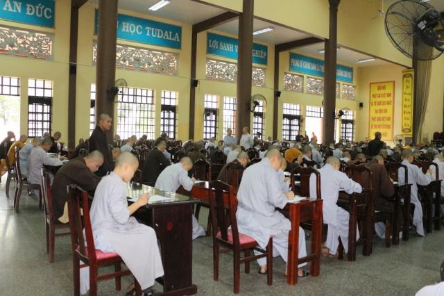Bình Dương: Tăng Ni sinh Trường Trung Cấp Phật Học khóa IV thi học kỳ II, năm II