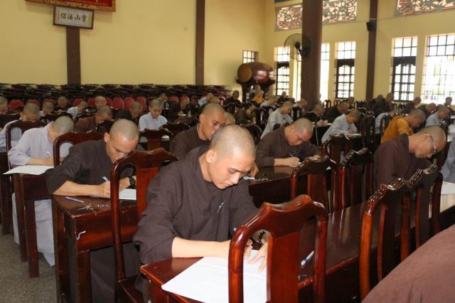 Bình Dương: Tăng Ni sinh Trường Trung Cấp Phật Học khóa IV thi học kỳ II, năm II