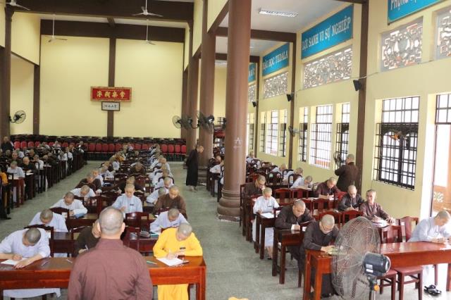 Bình Dương: Tăng Ni sinh Trường Trung Cấp Phật Học khóa IV thi học kỳ II, năm II