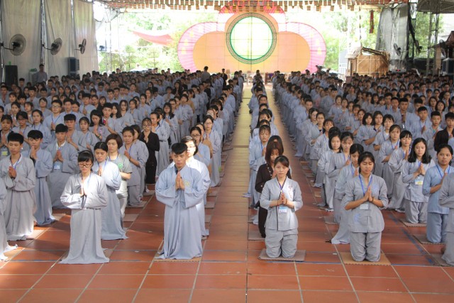 Mùa hè giới trẻ về chùa học Phật