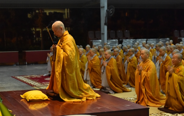Chùm ảnh: Trang nghiêm thời tụng kinh và ngồi thiên buổi tối tại Học viện PGVN tại TP. HCM
