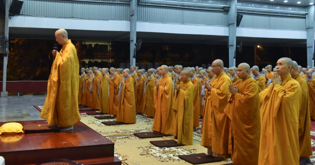 Chùm ảnh: Trang nghiêm thời tụng kinh và ngồi thiên buổi tối tại Học viện PGVN tại TP. HCM