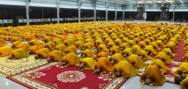 Chùm ảnh: Trang nghiêm thời tụng kinh và ngồi thiên buổi tối tại Học viện PGVN tại TP. HCM