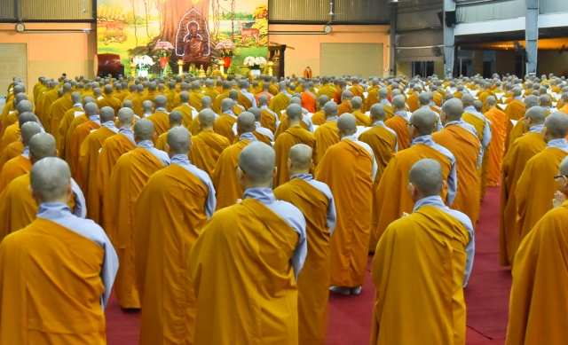 Chùm ảnh: Trang nghiêm thời tụng kinh và ngồi thiên buổi tối tại Học viện PGVN tại TP. HCM