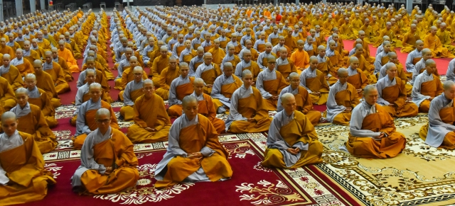 Chùm ảnh: Trang nghiêm thời tụng kinh và ngồi thiên buổi tối tại Học viện PGVN tại TP. HCM