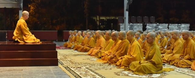 Chùm ảnh: Trang nghiêm thời tụng kinh và ngồi thiên buổi tối tại Học viện PGVN tại TP. HCM