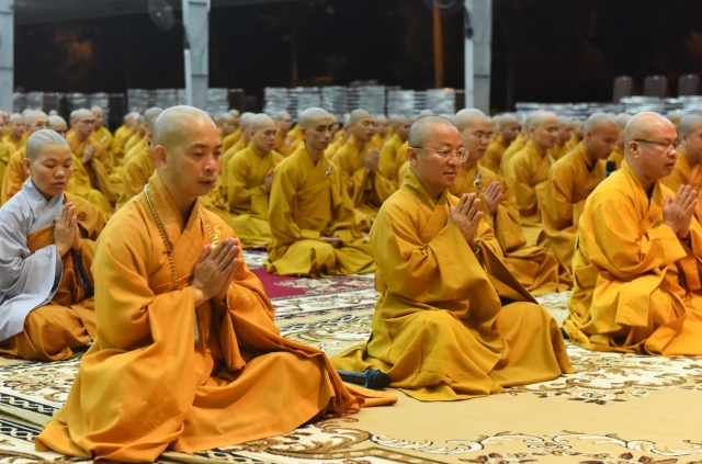 Chùm ảnh: Trang nghiêm thời tụng kinh và ngồi thiên buổi tối tại Học viện PGVN tại TP. HCM