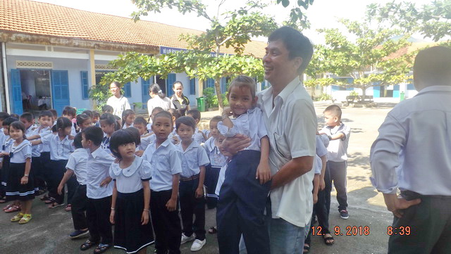 Từ thiện Bước Chân Yêu Thương thị xã Ninh Hòa tặng quà