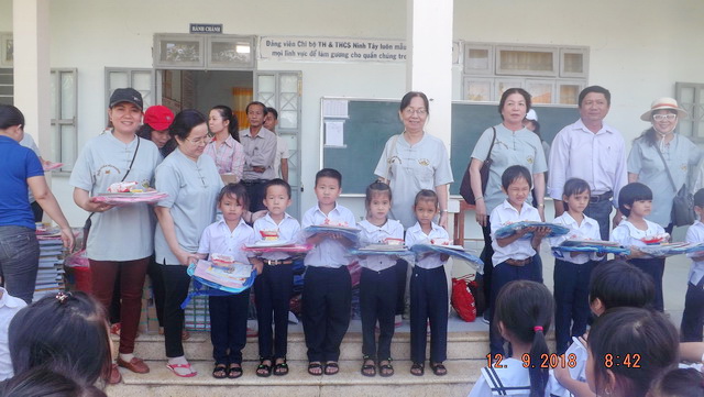 Từ thiện Bước Chân Yêu Thương thị xã Ninh Hòa tặng quà