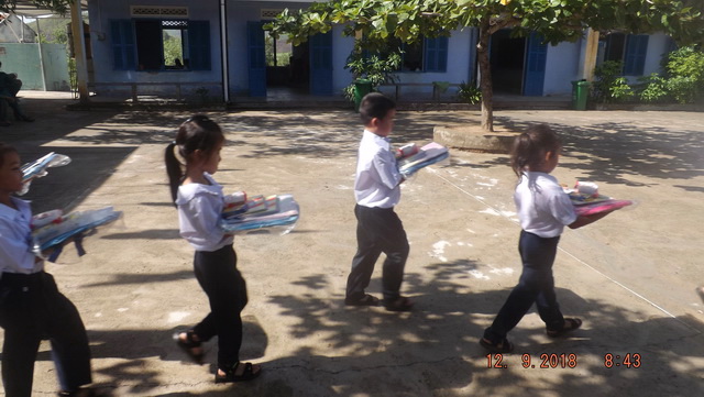 Từ thiện Bước Chân Yêu Thương thị xã Ninh Hòa tặng quà