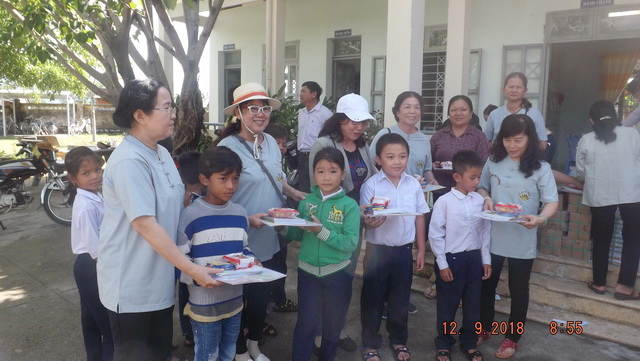 Từ thiện Bước Chân Yêu Thương thị xã Ninh Hòa tặng quà