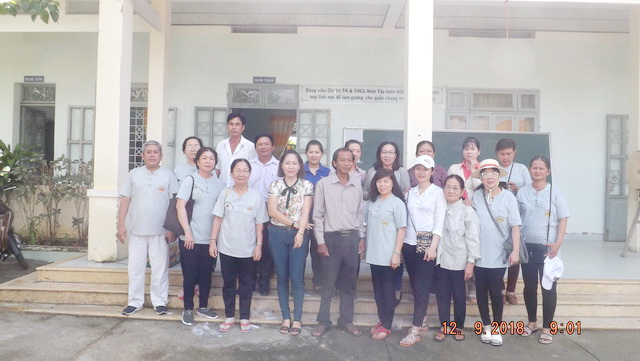 Từ thiện Bước Chân Yêu Thương thị xã Ninh Hòa tặng quà
