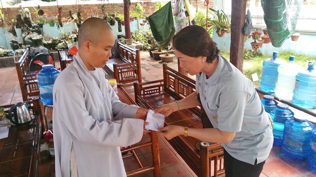 Từ thiện Bước Chân Yêu Thương thị xã Ninh Hòa tặng quà