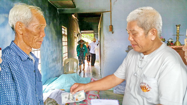Từ thiện Bước Chân Yêu Thương thị xã Ninh Hòa tặng quà