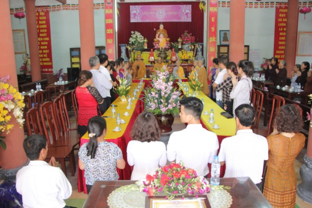 Thái Bình: Hai bạn trẻ làm lễ hằng thuận tại chùaThánh Long