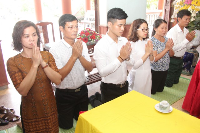 Thái Bình: Hai bạn trẻ làm lễ hằng thuận tại chùaThánh Long