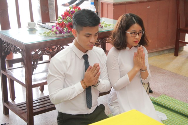 Thái Bình: Hai bạn trẻ làm lễ hằng thuận tại chùaThánh Long