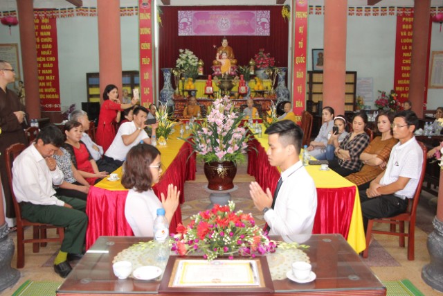 Thái Bình: Hai bạn trẻ làm lễ hằng thuận tại chùaThánh Long