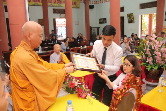 Thái Bình: Hai bạn trẻ làm lễ hằng thuận tại chùaThánh Long